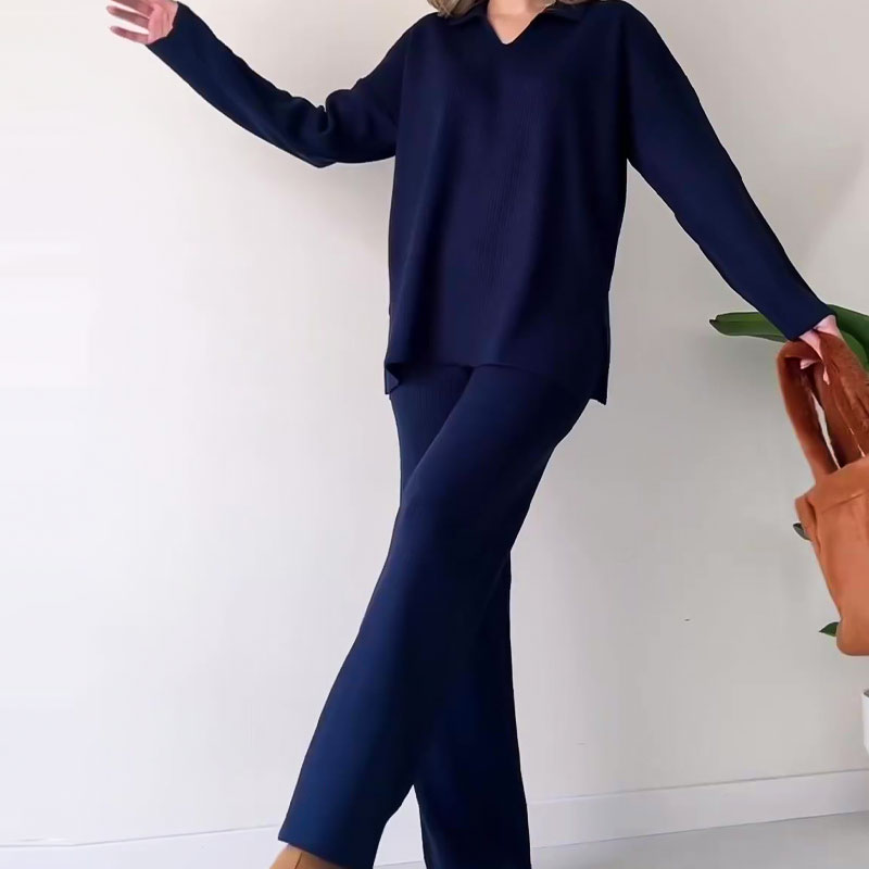 Janet | Two-piece knit suit with V-neckline